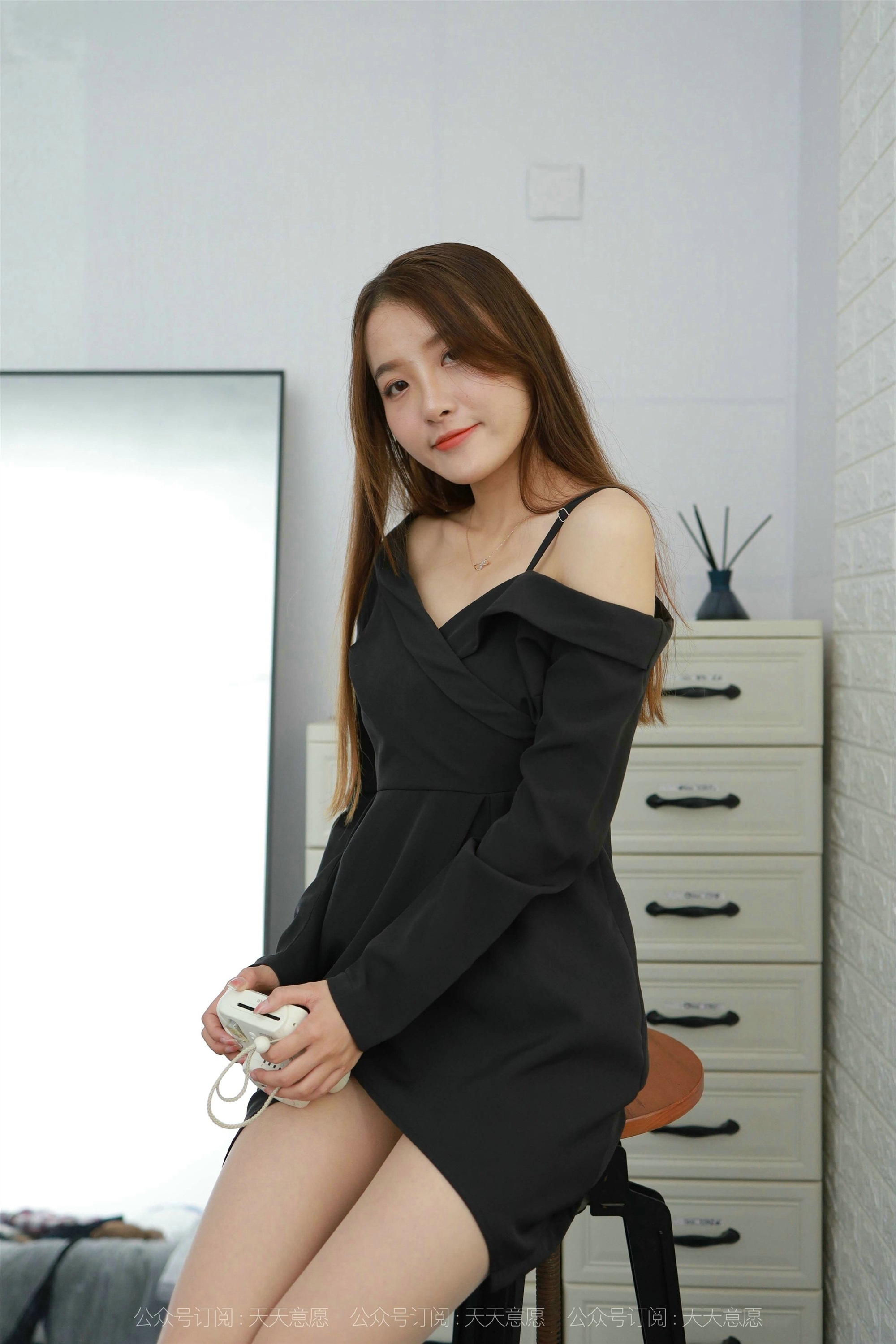 IESS异思趣向  2021.10.12 丝享家945：婉苹《姓感露肩短裙》